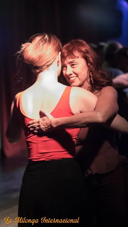 Bruna danza con una donna bionda in un abbraccio di tango