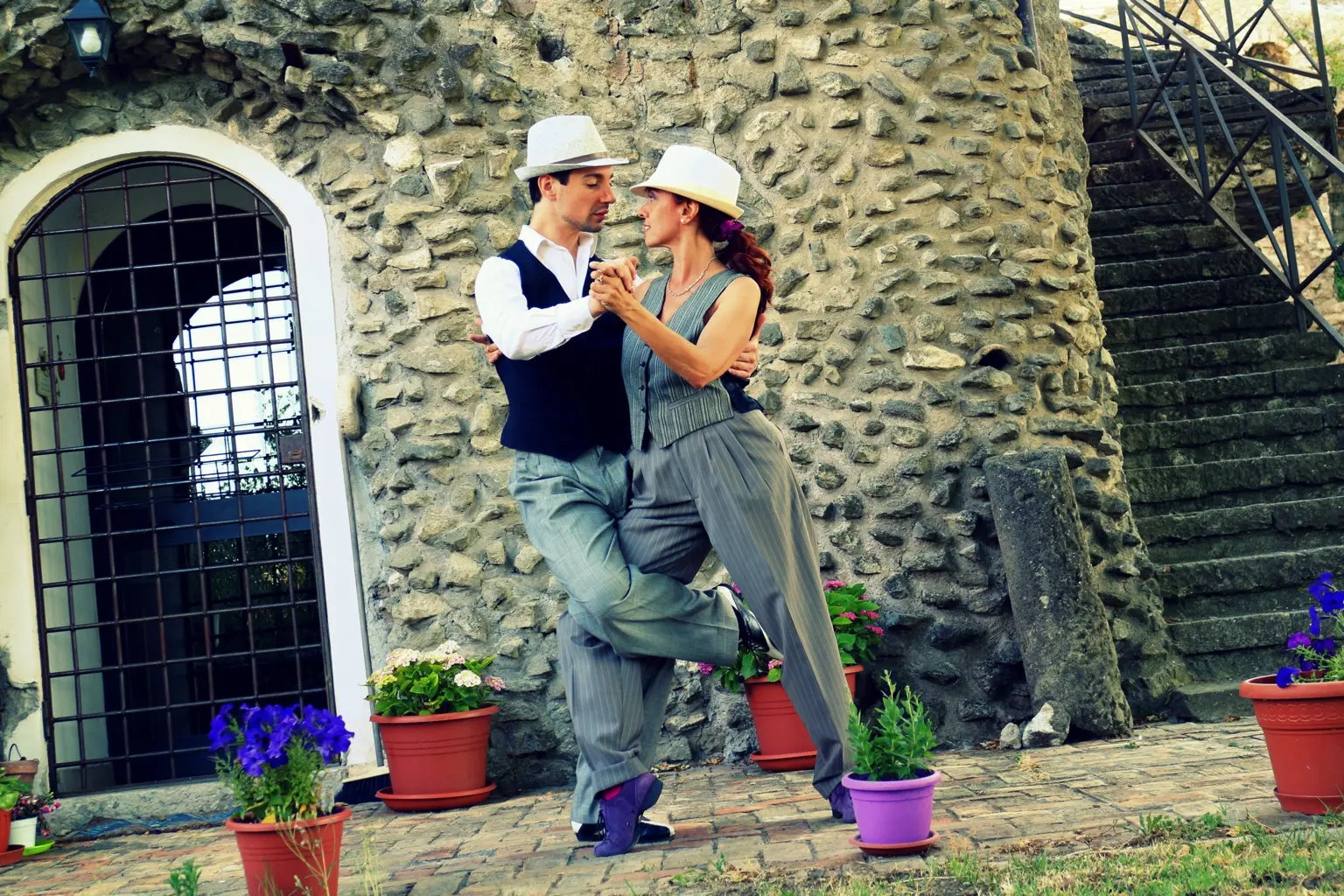 Bruna e Francesco danzano in abiti coordinati, con pantaloni e scarpe basse