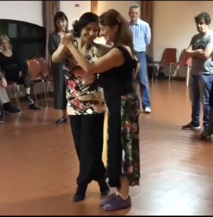 Lezione di tango dedicata alla conduzione e al following
