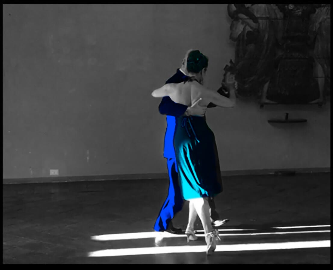 Coppia in un abbraccio di tango