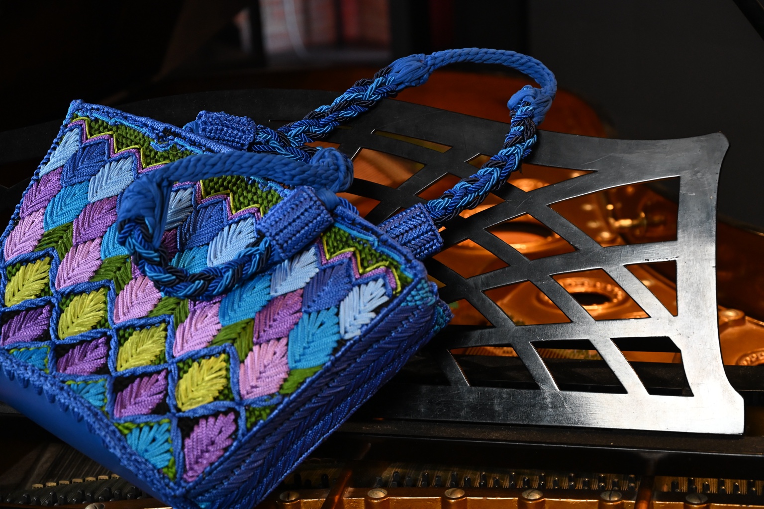 Torpedo Blu, borsa multicolore su un pianoforte